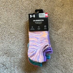 Brand new with tags Under Armour youth socks, 6 pairs, extra cushion super soft